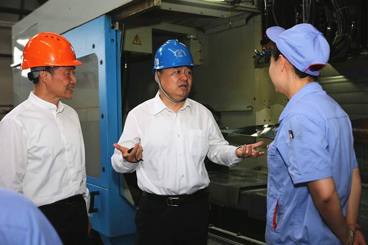 郝鹏与HB火博集团一线出产人员深刻互换